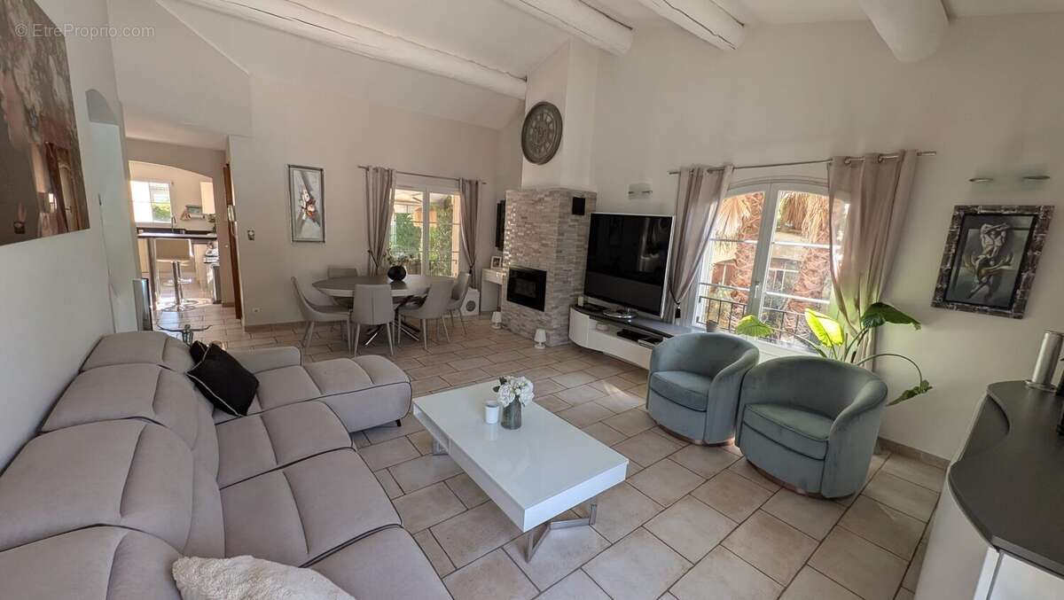 Maison à ENTRAIGUES-SUR-LA-SORGUE