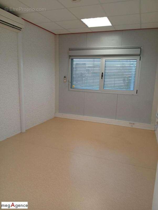Bureaux, garage de 375 m² sur 9633 m² de terrain clos - photo 2