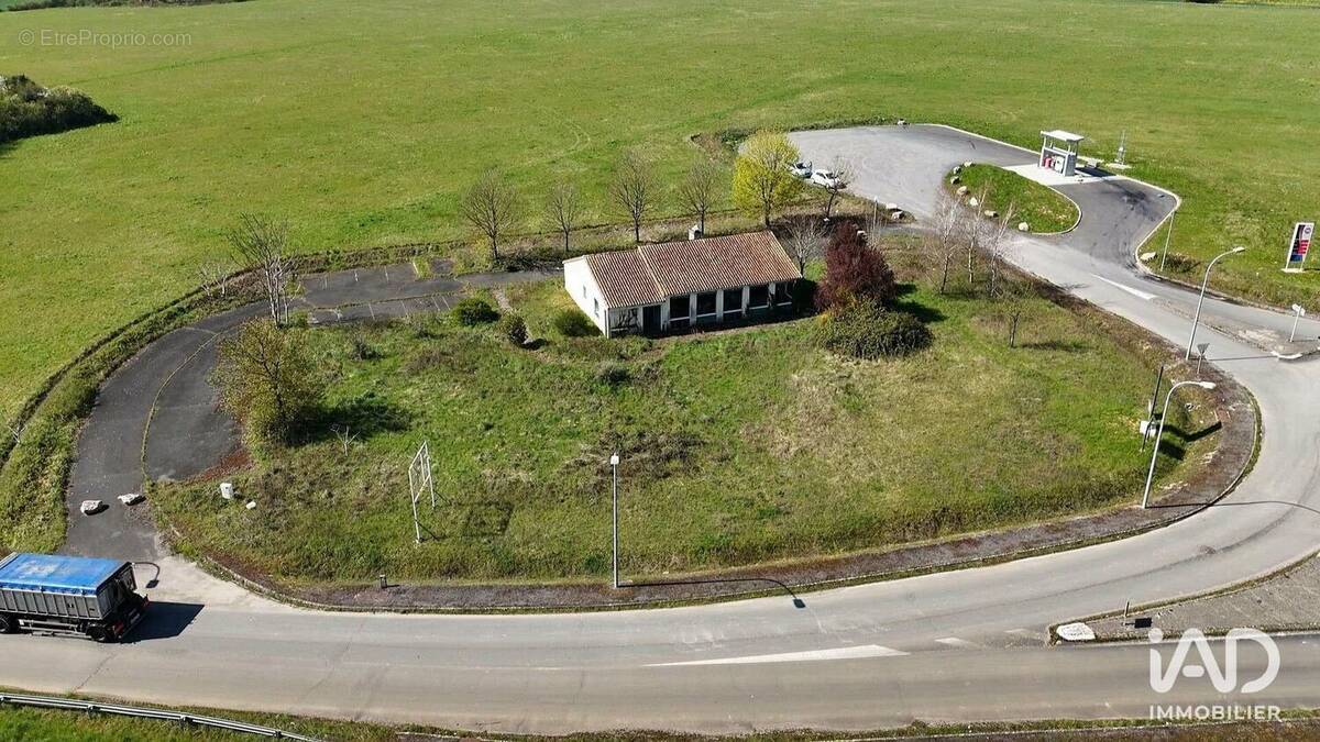 Photo 1 - Commerce à CHAUNAY