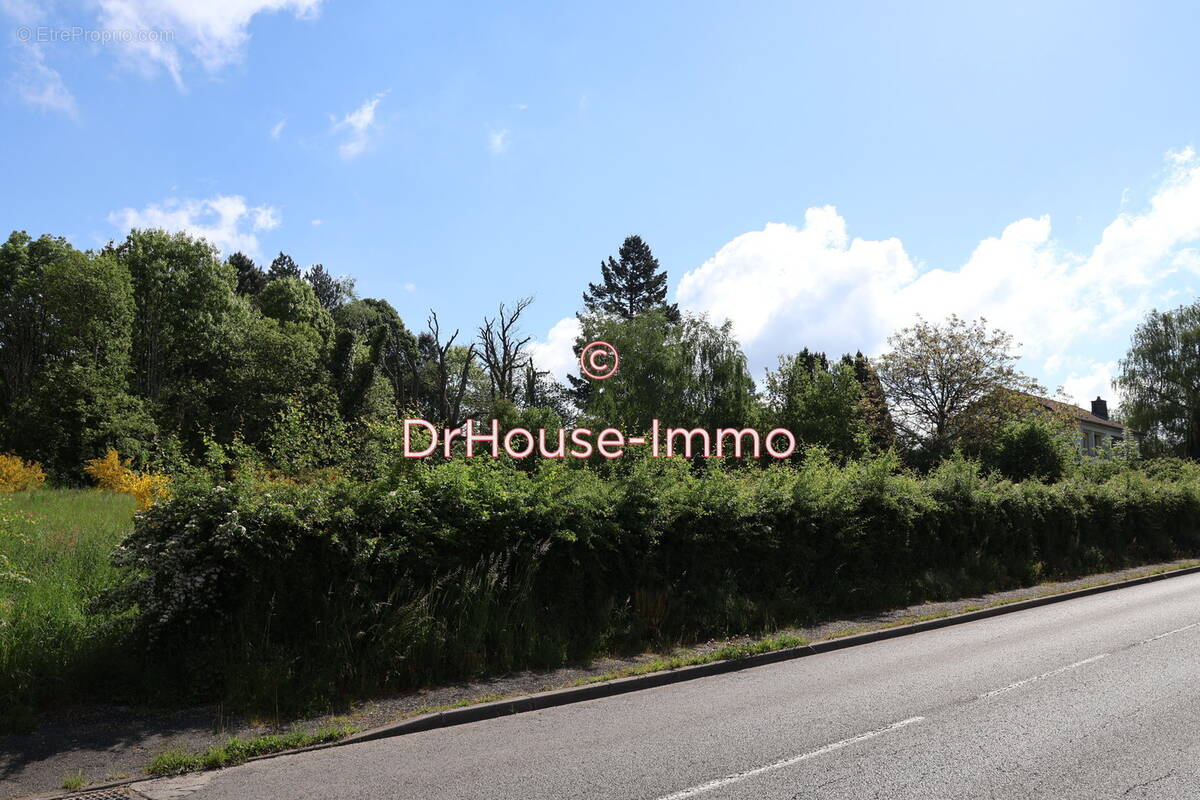 Terrain à SAINT-YRIEIX-LA-PERCHE