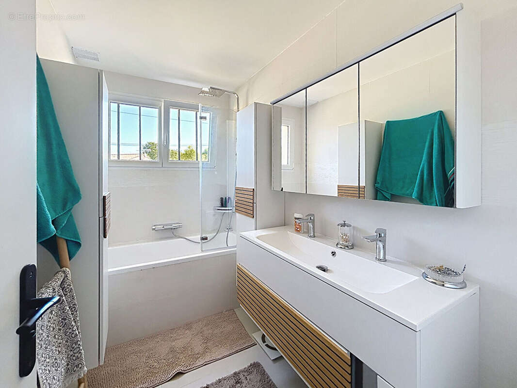 PIOLENC - Maison plain pied, double garage, jardin 1200m² avec piscine - photo 12