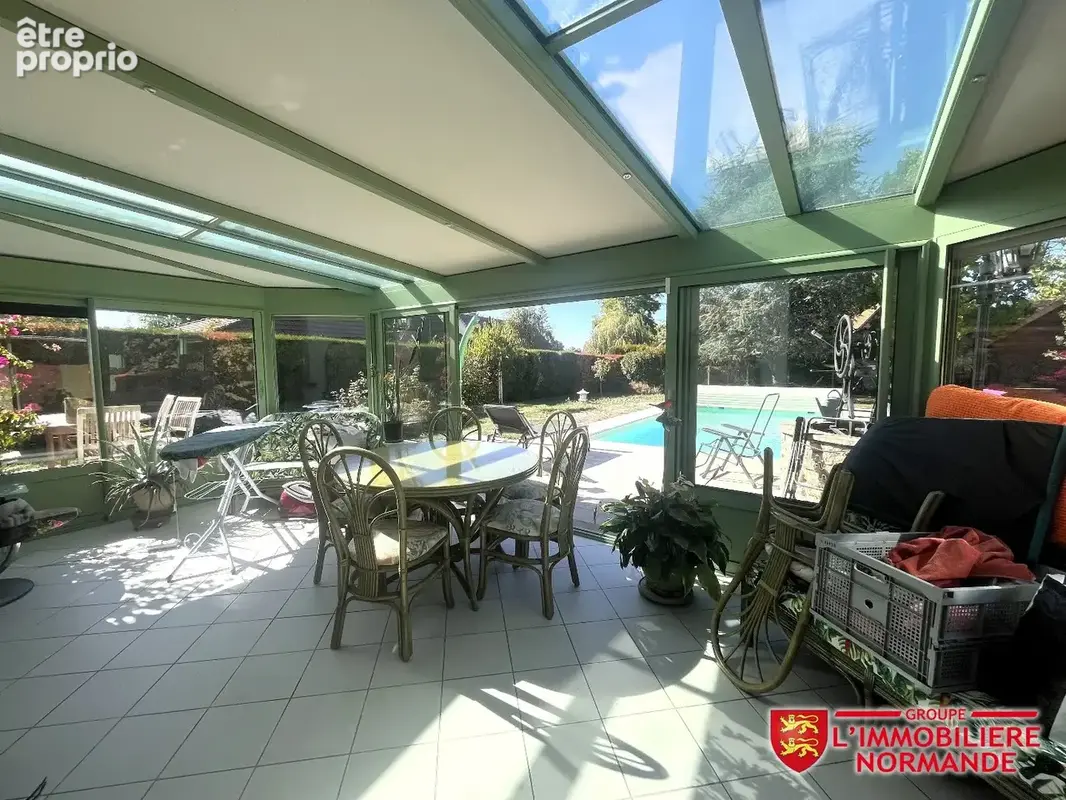 Pavillon traditionnel avec piscine, véranda et dépendances - photo 7