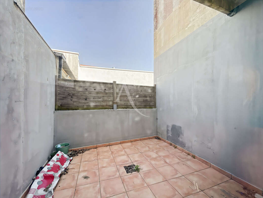 Ensemble immobilier avec local commercial en RDJ et T2 mezzanine à l'étage - photo 5