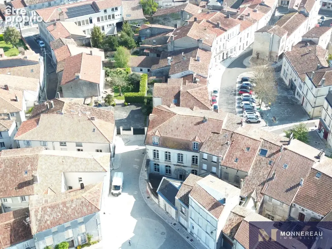 Batisse remarquable au centre ville - photo 2