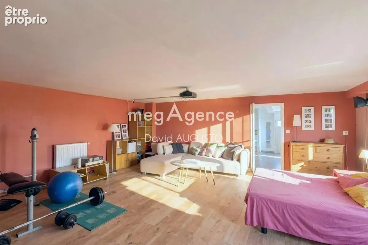 Maison avec vue, cadre naturel, piscine et garage pour 5 voitures - photo 11