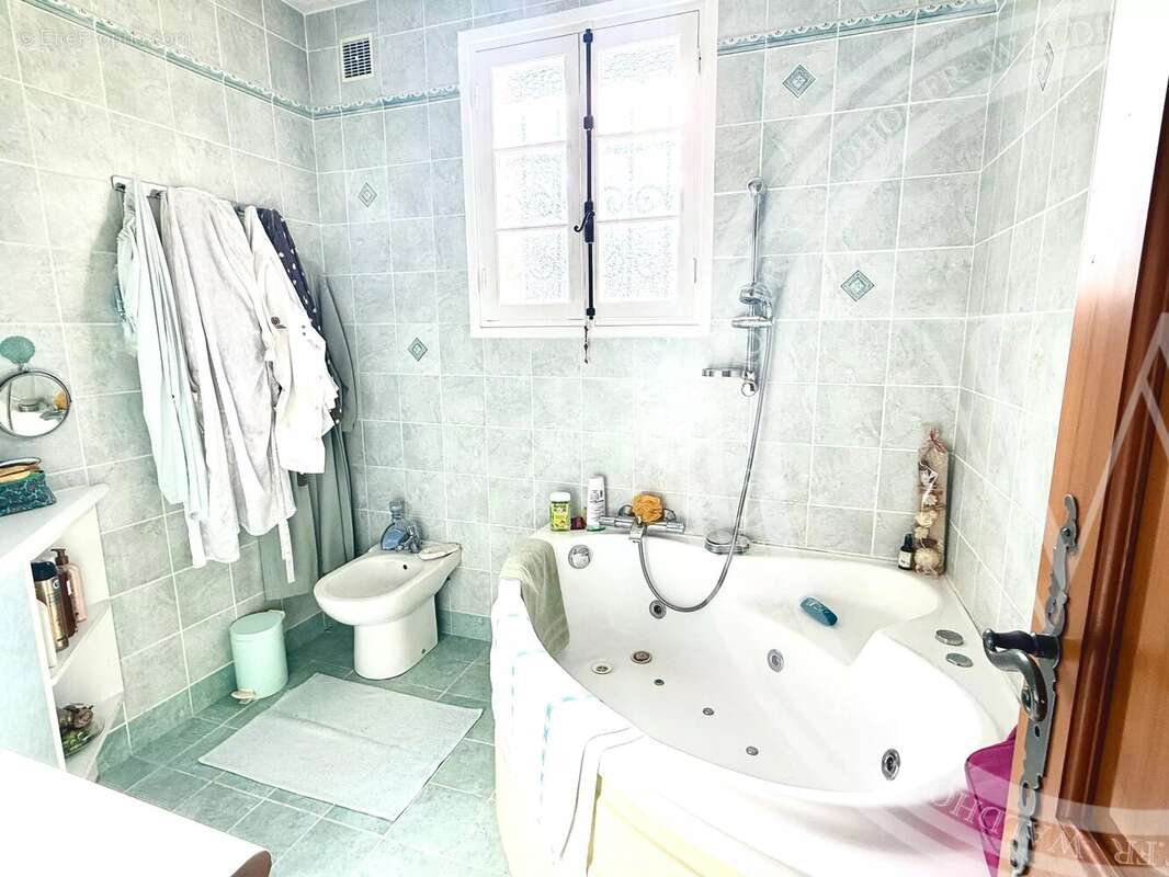 Appartement à CHATEAUNEUF-GRASSE