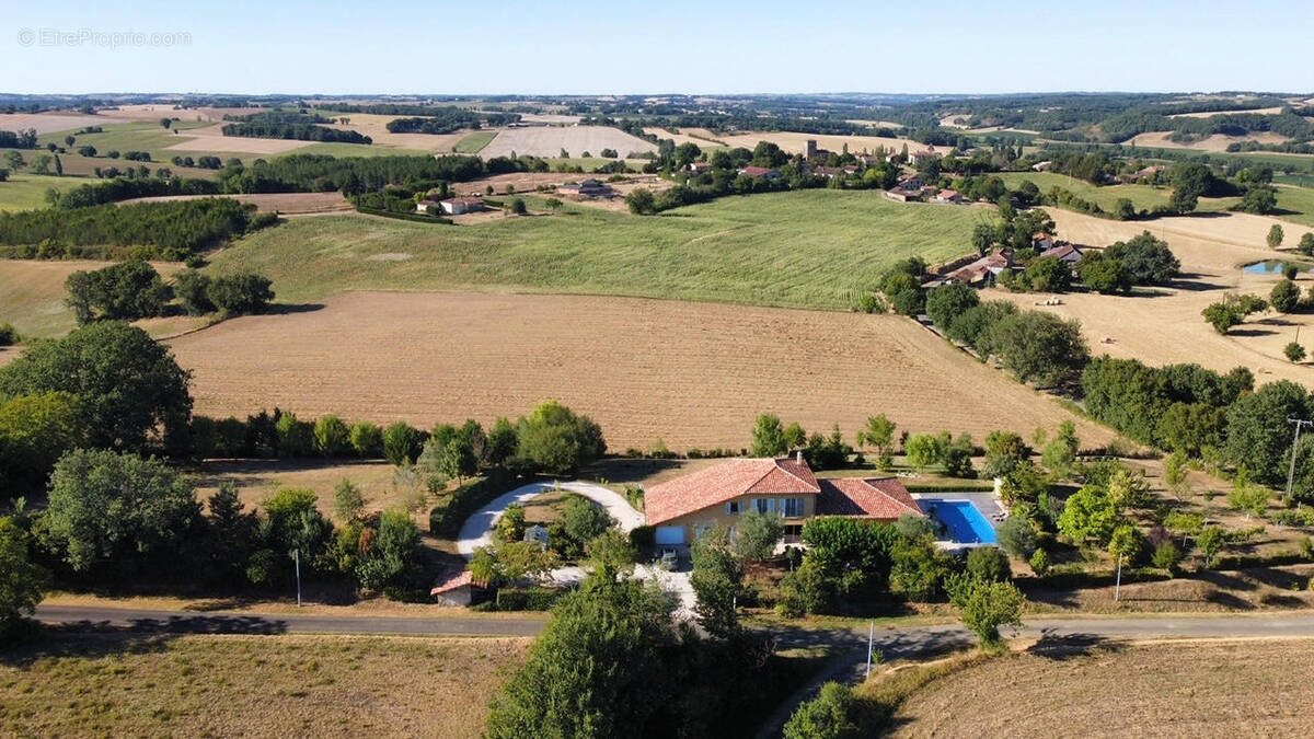 à vendre villa d&#039;architecte côté VIC FEZENSAC - Maison à VIC-FEZENSAC