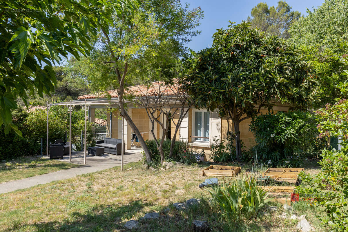 Site médico-social et pédagogique de 3 900 m2 sur 4 hectares au coeur des Alpilles - photo 4