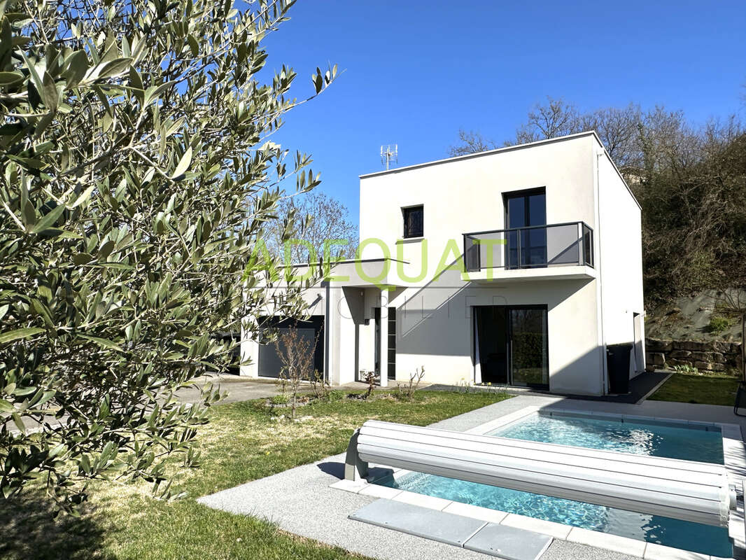 ISLE D'ABEAU EN EXCLU - VILLA T5 avec garage attenant et piscine - photo 2