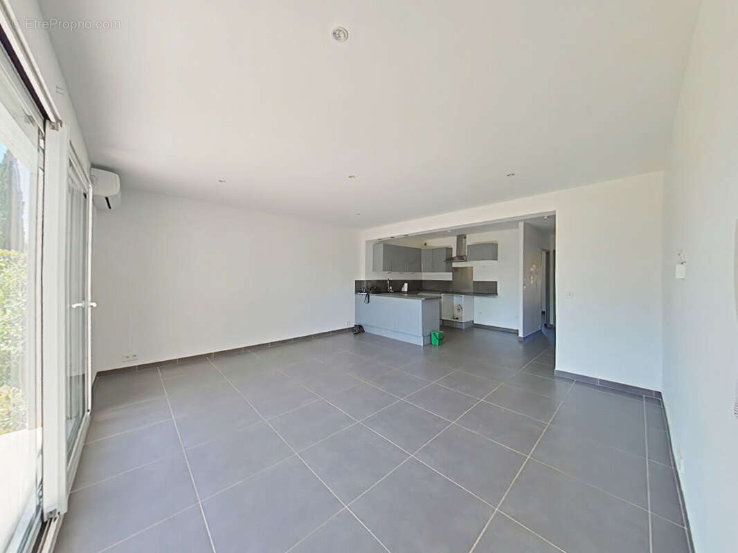 Appartement à LE CANNET-DES-MAURES