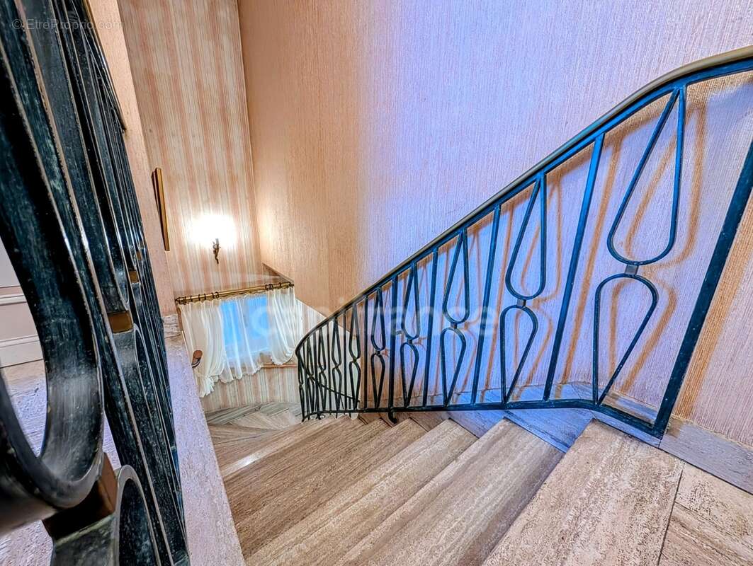Maison en impasse dans quartier résidentiel, rez de chaussée à aménager, grand garage, à GUIPAVAS (29) - photo 13