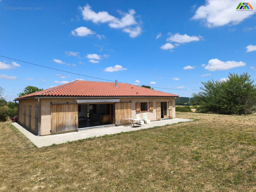 Modern single-storey house near Castelnau-Magnoac with landscaped gardens, Southwest France. - Maison à CASTELNAU-MAGNOAC