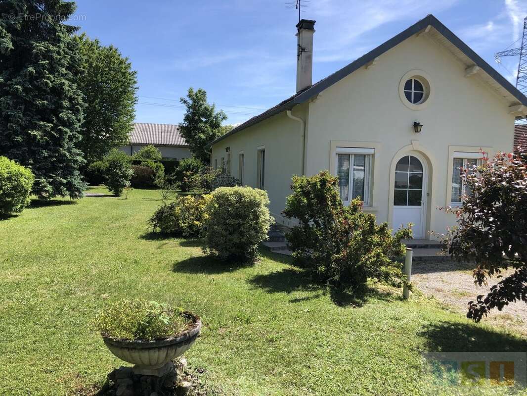 Maison de 117 m² habitables et dépendances sur un terrain de 1692 m² - photo 3