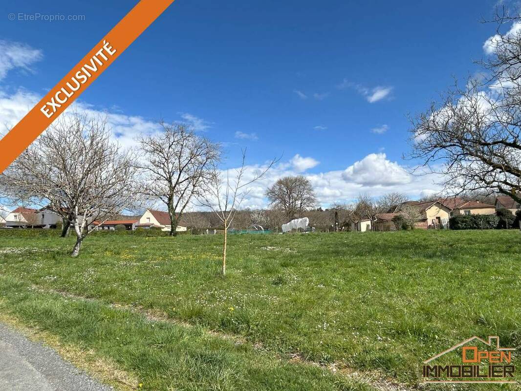 Terrain à SAINT-JULIEN-DE-LAMPON