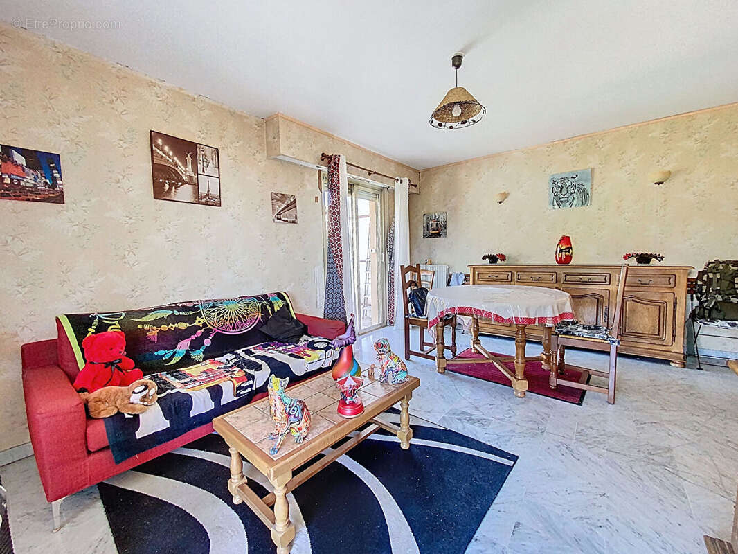 Appartement à SAINT-LAURENT-DU-VAR