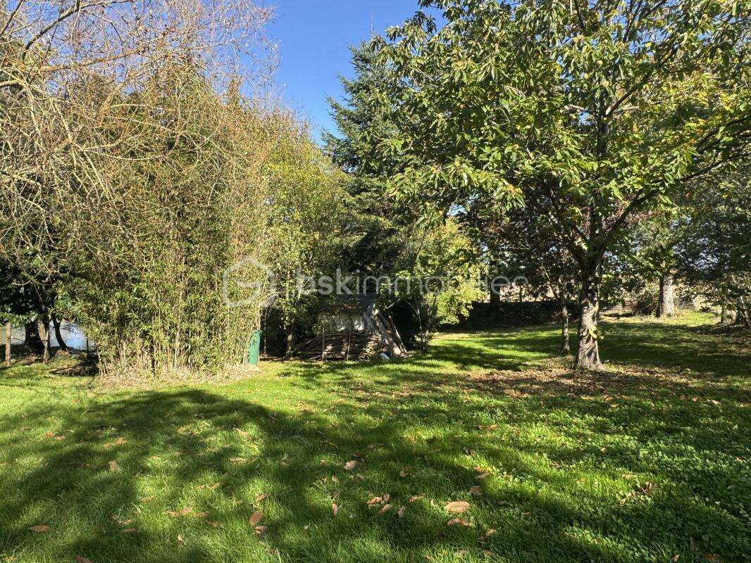 Terrain à SAINT-PIERRE-LA-COUR