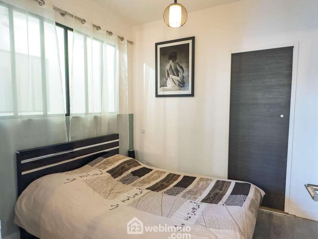 La chambre accessible depuis l&#039;espace de vie. - Appartement à LAVAL