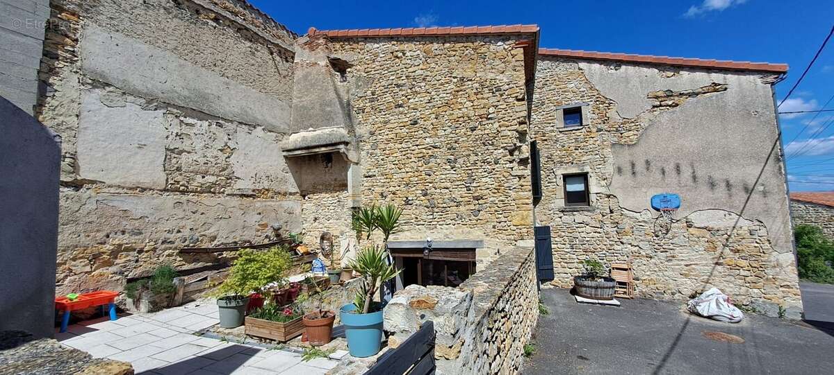 Maison à GLAINE-MONTAIGUT