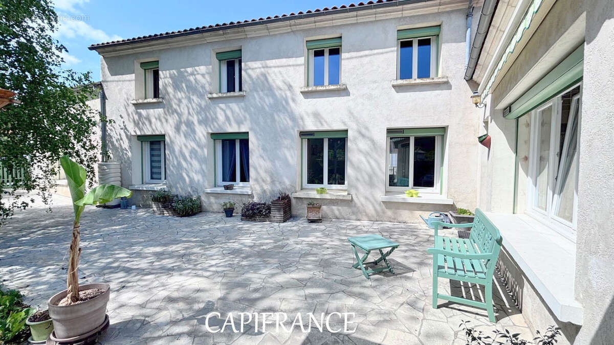 Maison Familiale  6 pièces - 5 chambres - 234 m² habitables - garages et jardin clos à PORT D'ENVAUX (17) - photo 3