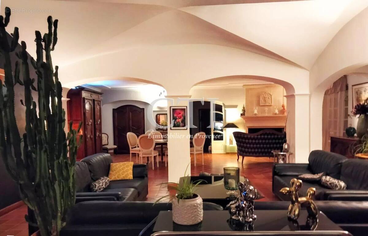 Exceptionnelle maison au charme de l'ancien et au confort contemporain avec jardin, piscine et annexes - photo 5
