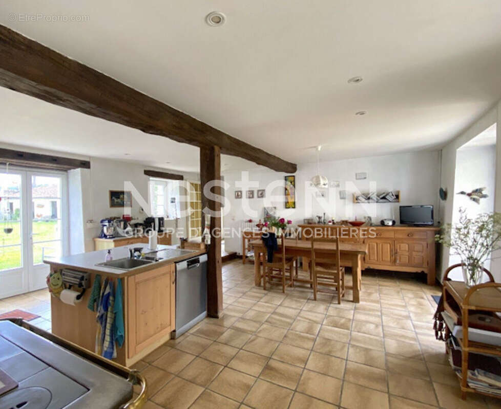 Maison à LA ROCHEBEAUCOURT-ET-ARGENTINE