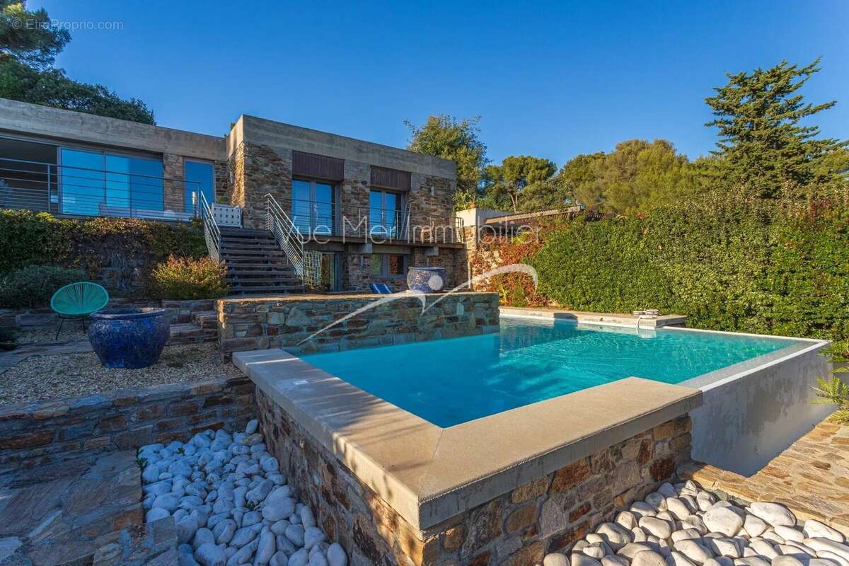 Domaine privé du Gaou Bénat – Élégante villa en pierre avec vue mer et piscine - photo 3