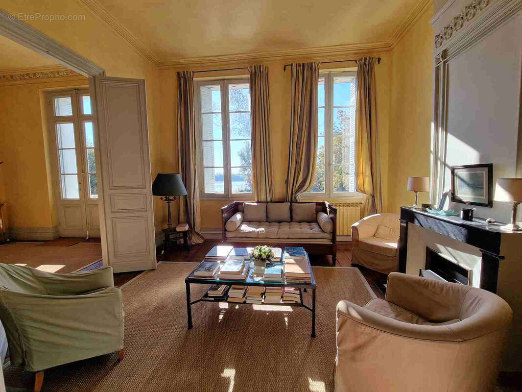 Batisse en pierre de style Directoire avec vignes et piscine - photo 10