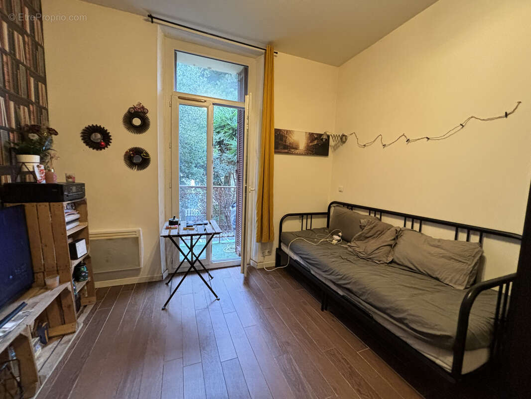 Appartement à LE REVEST-LES-EAUX