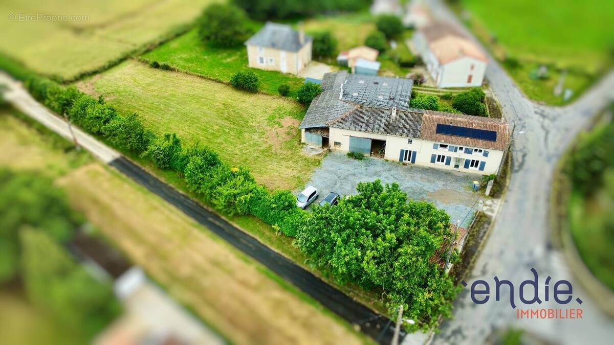 Maison à CHAMPAGNE-SAINT-HILAIRE