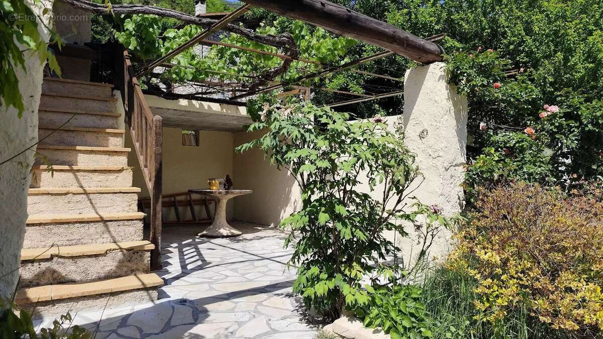 Maison à PUGET-THENIERS