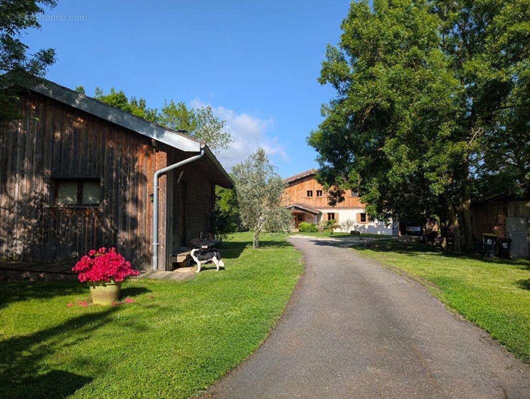 Maison du 18ème rénovée de 235 m2 avec dépendances sur terrain de 7468 m² - photo 2