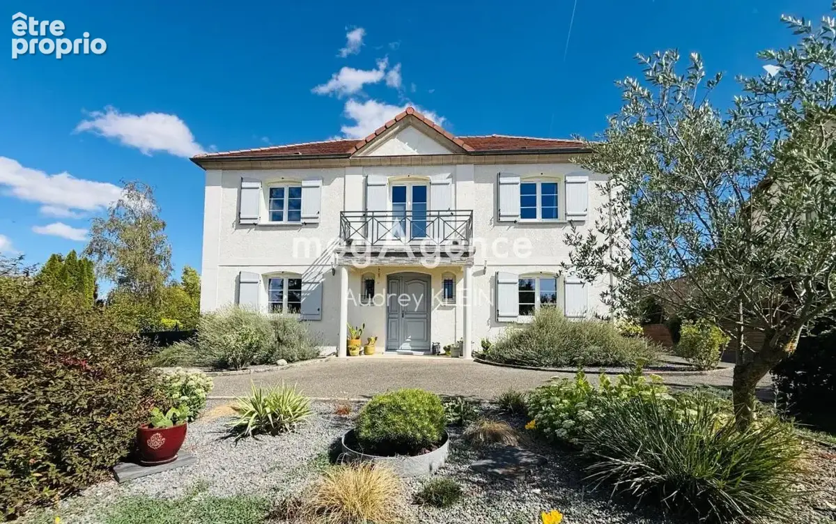 Spacieuse maison familiale avec piscine et double garage - photo 2