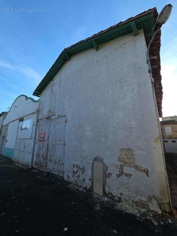 Parking à SAINT-JEAN-D'ANGELY