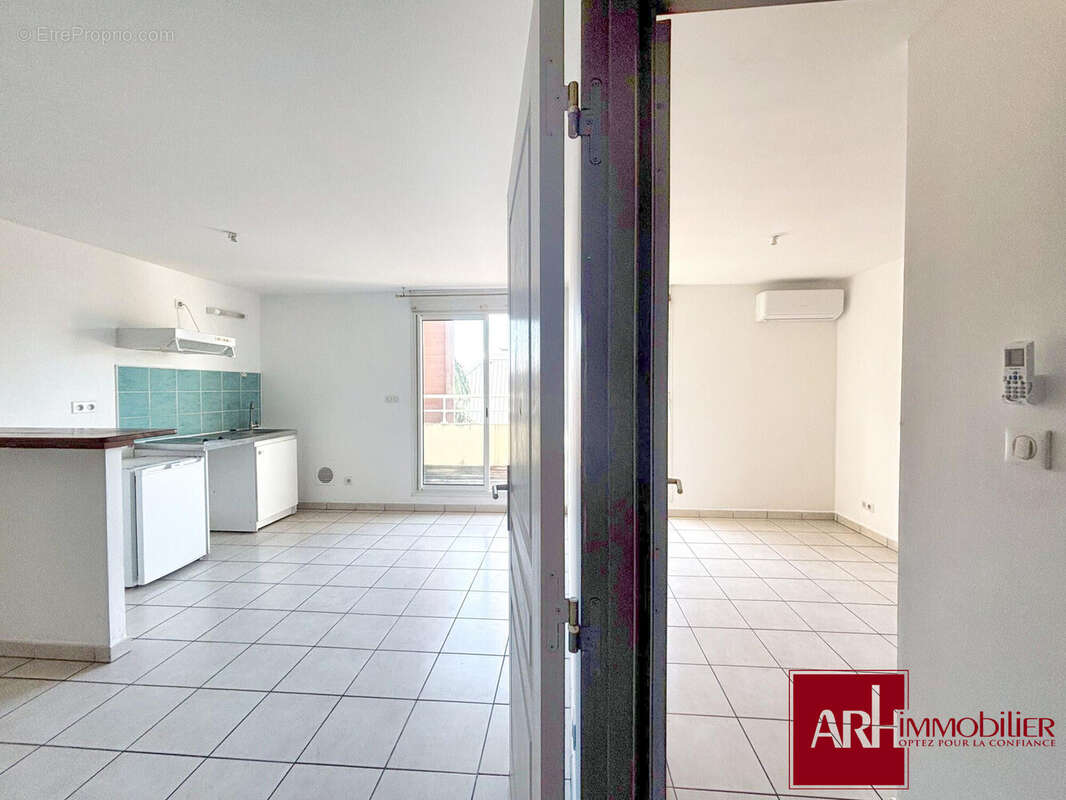 Appartement 38 m² à Saint-Denis  - photo 2