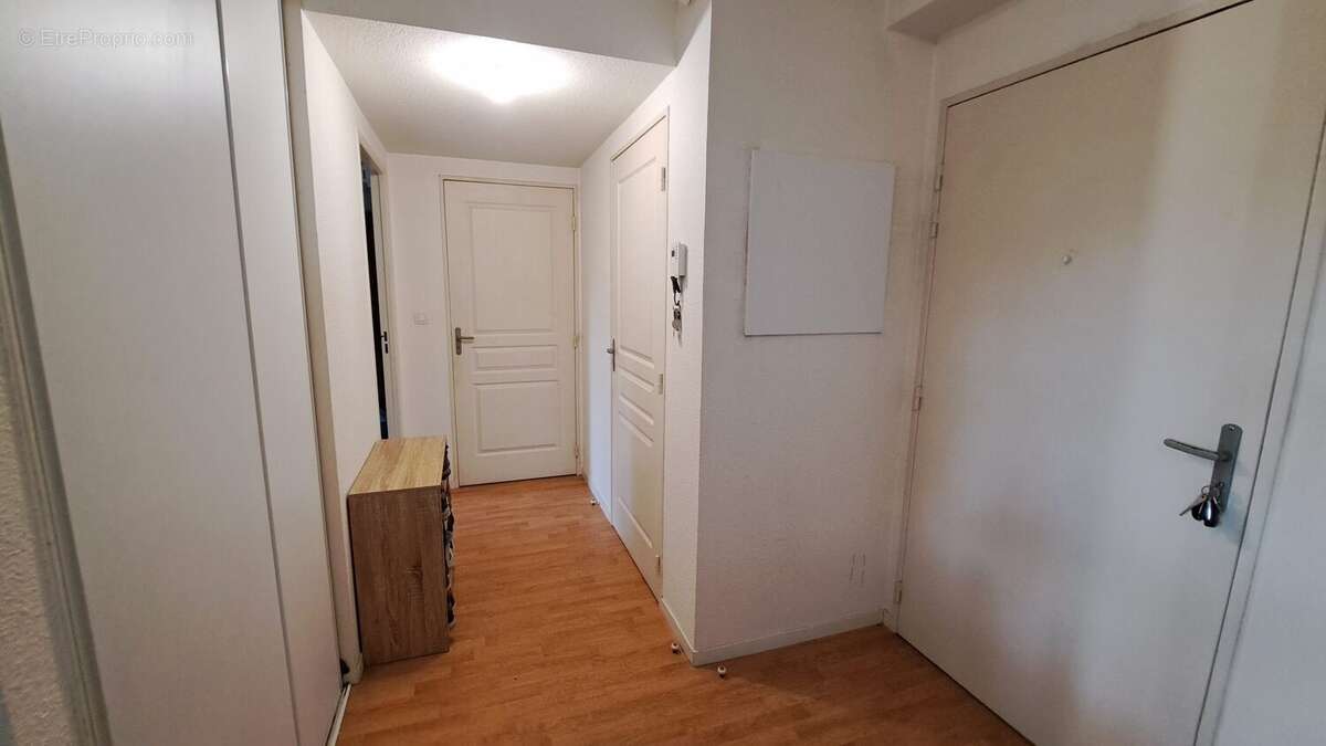 entrée / placard logement - Appartement à POITIERS