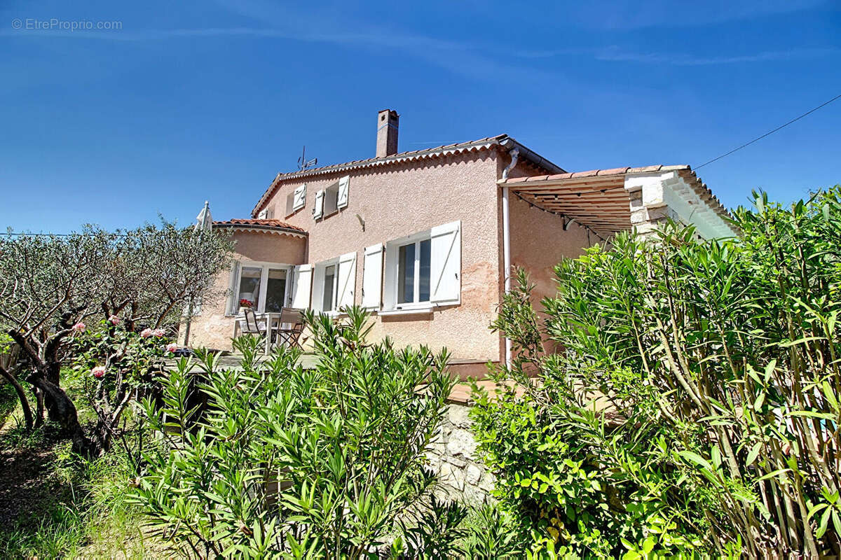 A VENDRE à LORGUES ! Maison de type T6 pièces  de 144 m² + piscine + garage sur un terrain de 1692m² - photo 2
