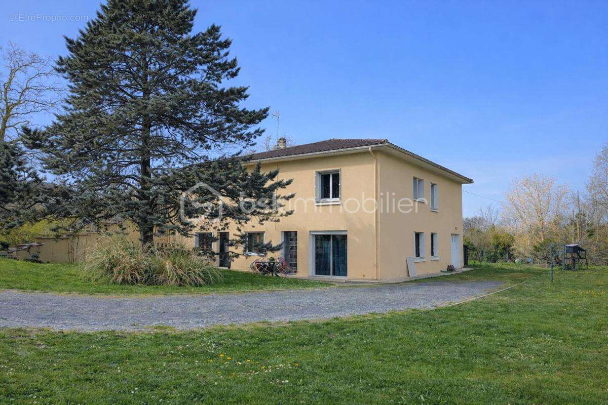 Maison à VIC-FEZENSAC