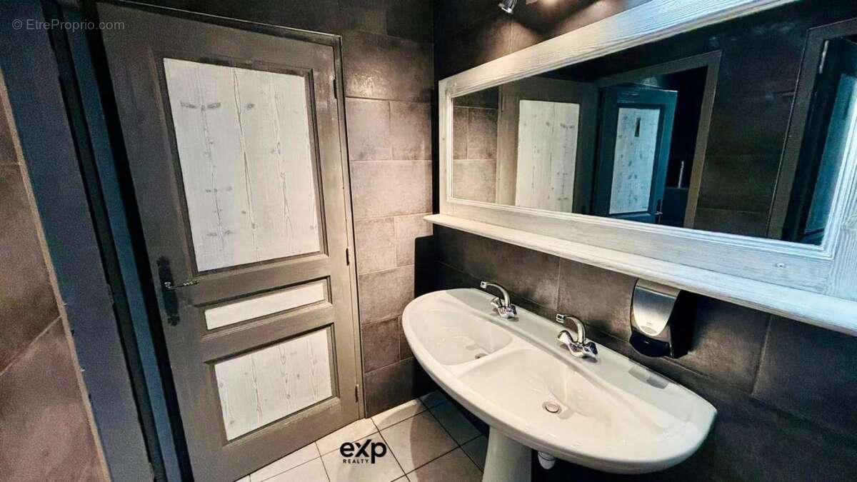 Commerce à LES ALLUES