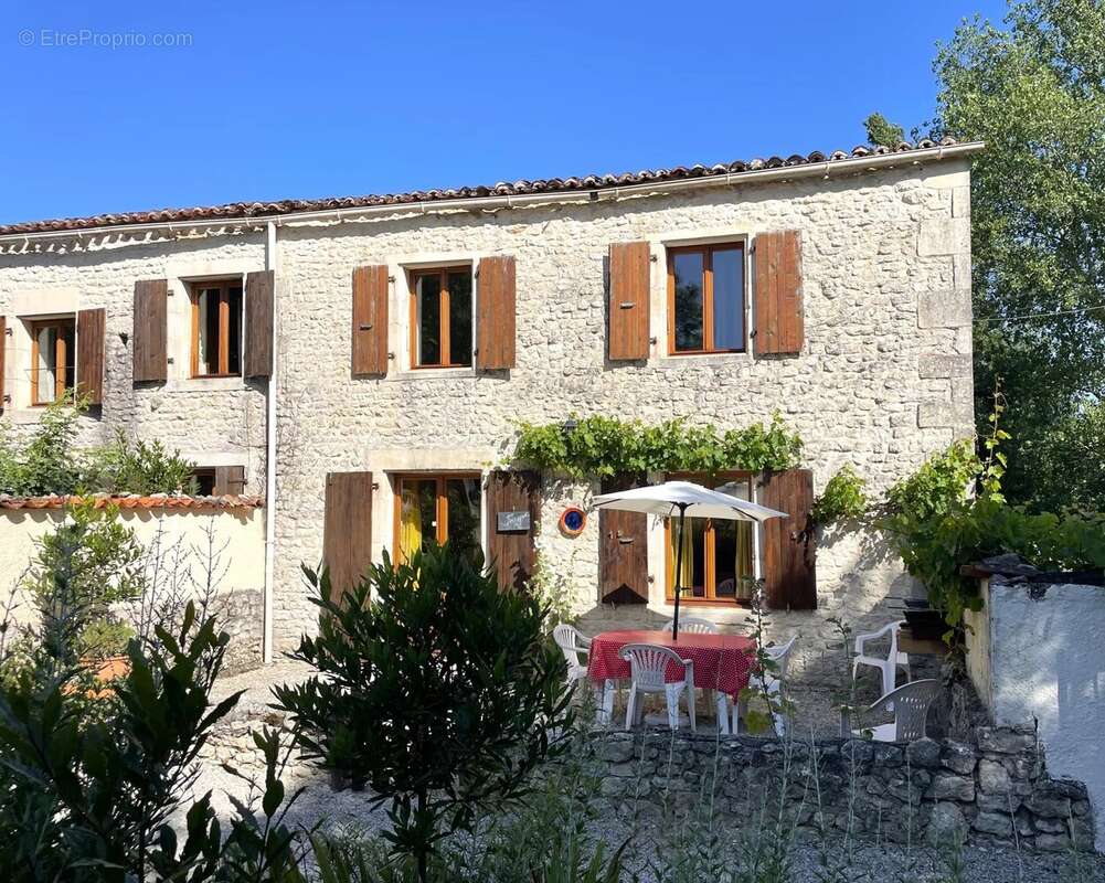 Maison à SAINT-PIERRE-DE-JUILLERS