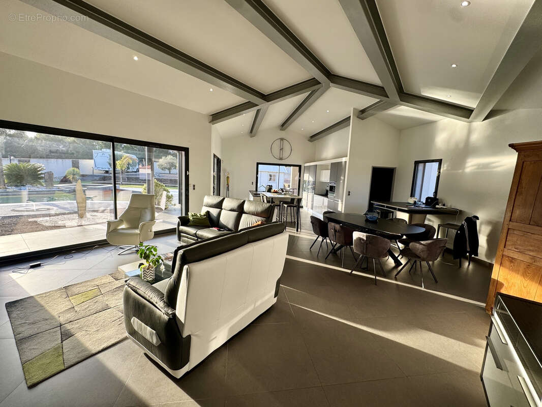 Maison à SAINTE-CECILE-LES-VIGNES