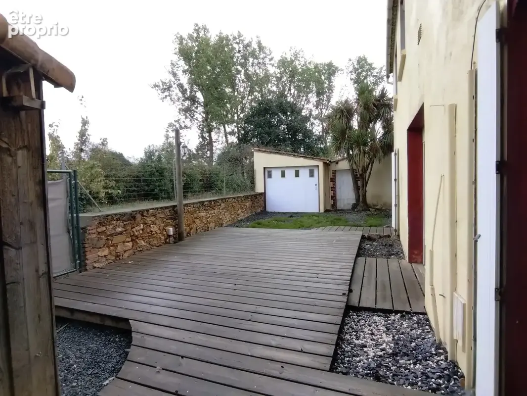 Sainte-florence   maison familiale avec dépendances et cour close - photo 10