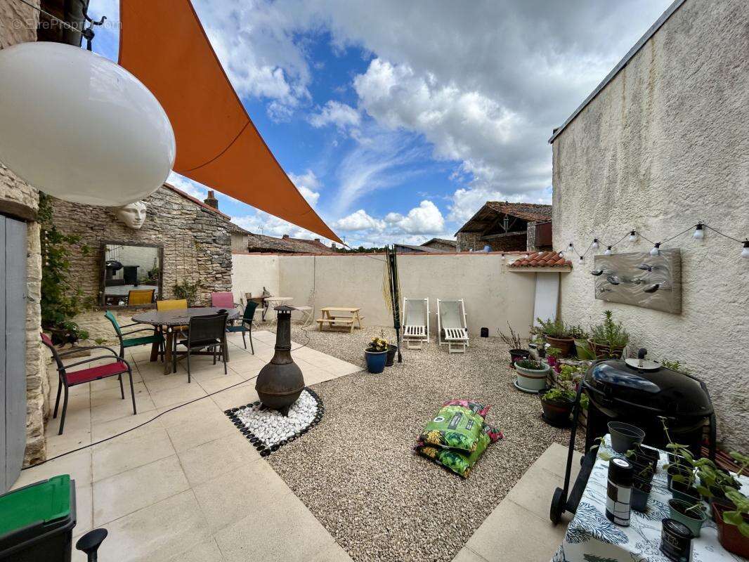 Maison de Village Rénovée de 4 Chambres avec Appartement Ind - photo 2