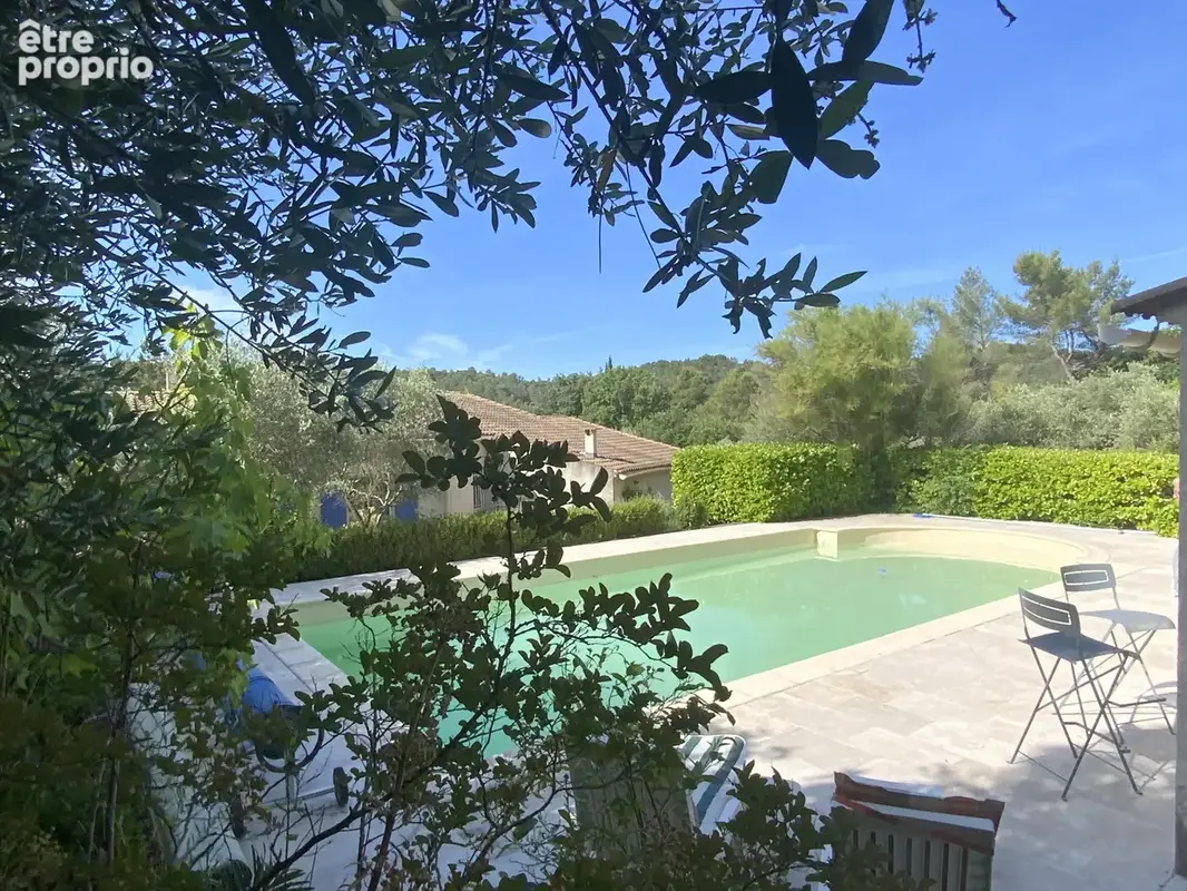 Villa de plain pied au calme , terrain avec piscine et vue dégagée. - photo 3