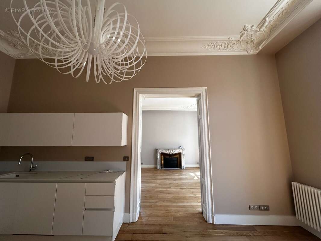 Appartement à vendre 3/ 4 avec balcon immeuble pierre Jardin public  BORDEAUX (33) - photo 12