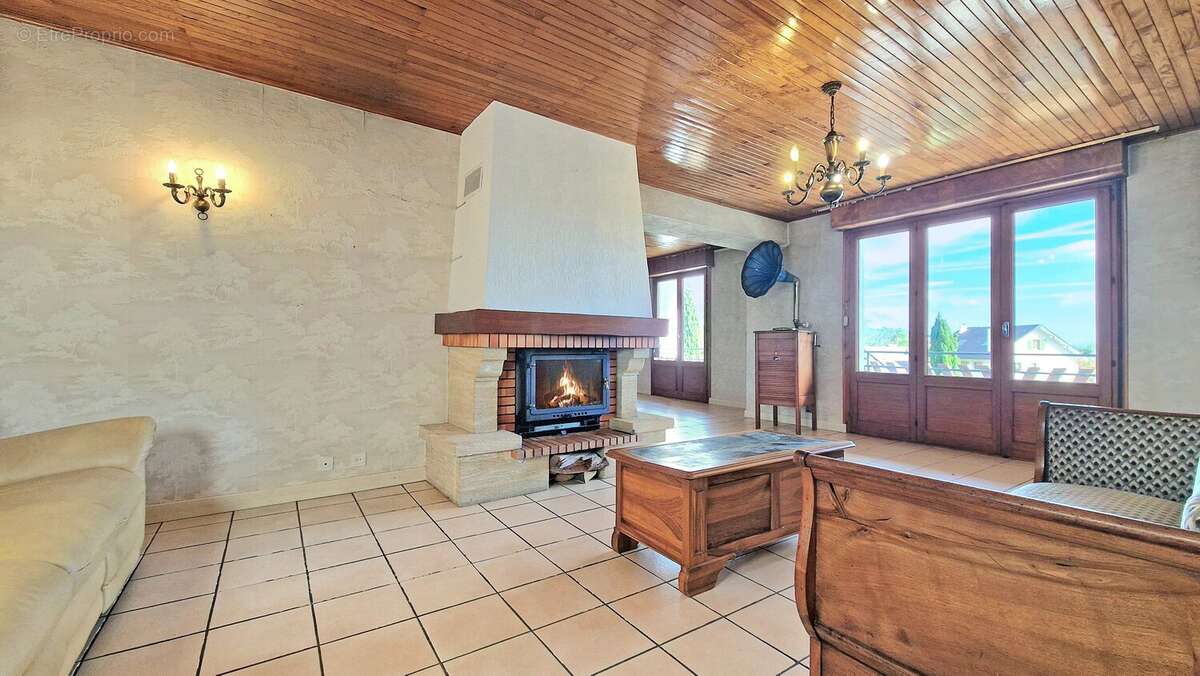 Maison à COLLONGES