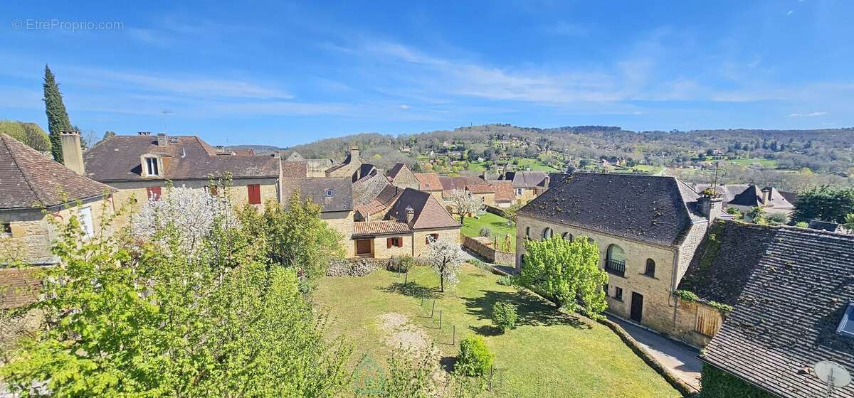 Rare à Domme  Maison de caractère avec 2 appartements, jardin, cave et grand garage - photo 22