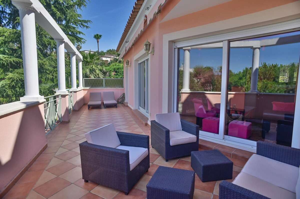 SOUS OFFRE -Croix-des-Gardes - Superbe 2P, terrasse 27m², Vue mer, Parking, Piscine - photo 3