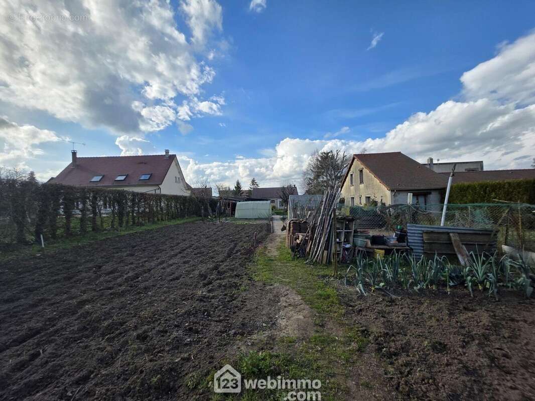Maison édifiée sur une belle parcelle de 1320 m², parfaite pour profiter des extérieurs - Maison à CORMICY
