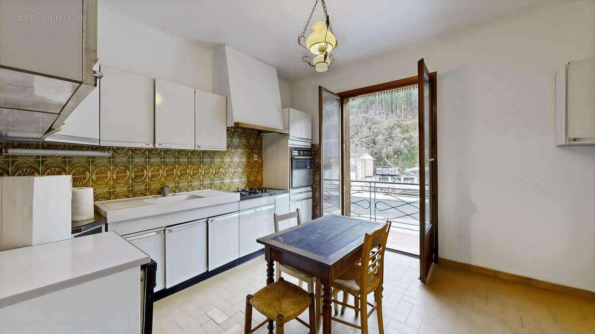 Appartement à PUGET-THENIERS