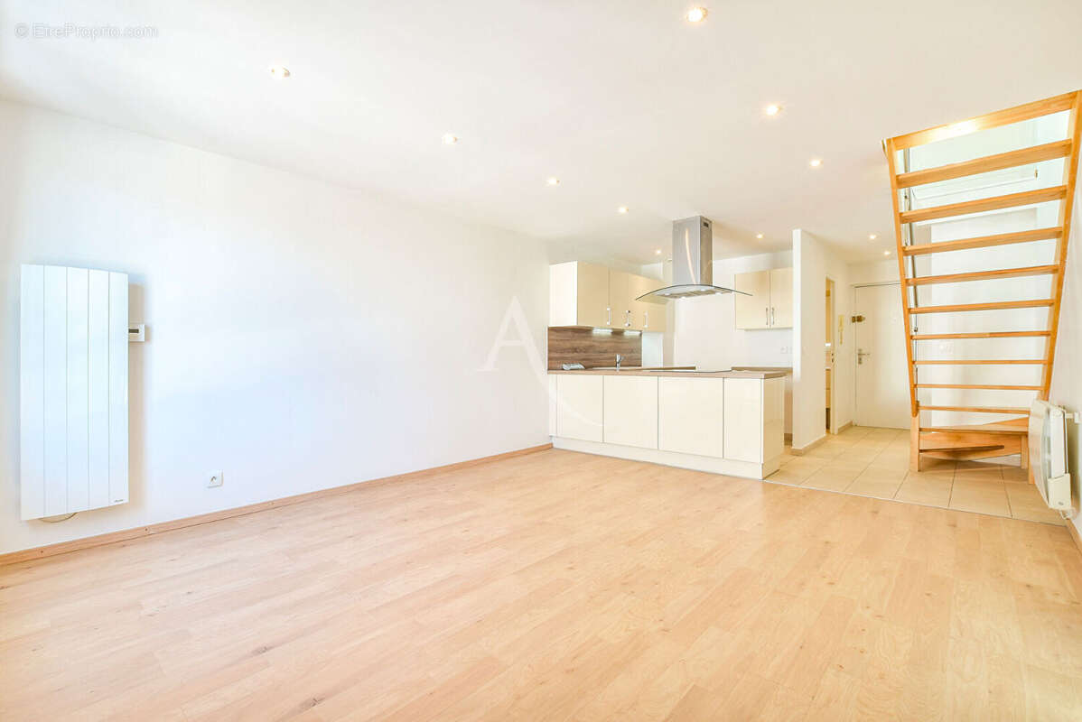 Appartement 2 pièces à vendre à Pontault-Combault, proche gare - photo 2